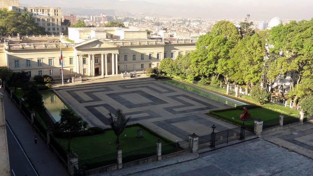 Sin rejas: abren al público la Plaza Núñez en la Casa de Nariño Las barreras metálicas que circundaban al Capitolio Nacional en la Plaza de Bolívar, fueron retiradas este viernes por orden del presidente del Congreso, senador Roy Barreras.