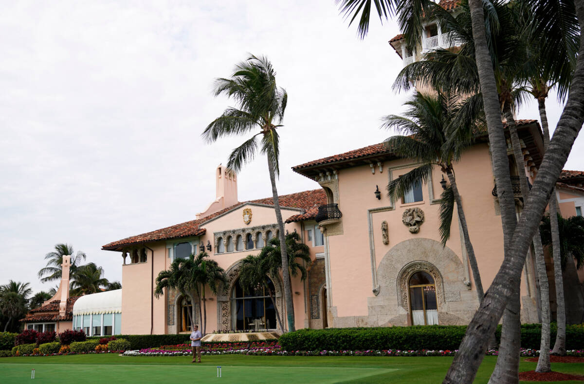 FBI allanó la casa de Donal Trump en Florida 1 FBI allanó la casa de Donal Trump en Florida El expresidente de Estados Unidos, Donald Trump, dijo este lunes que su residencia en Florida estaba siendo "allanada" por agentes del FBI en lo que calificó como un acto de "mala conducta procesal".