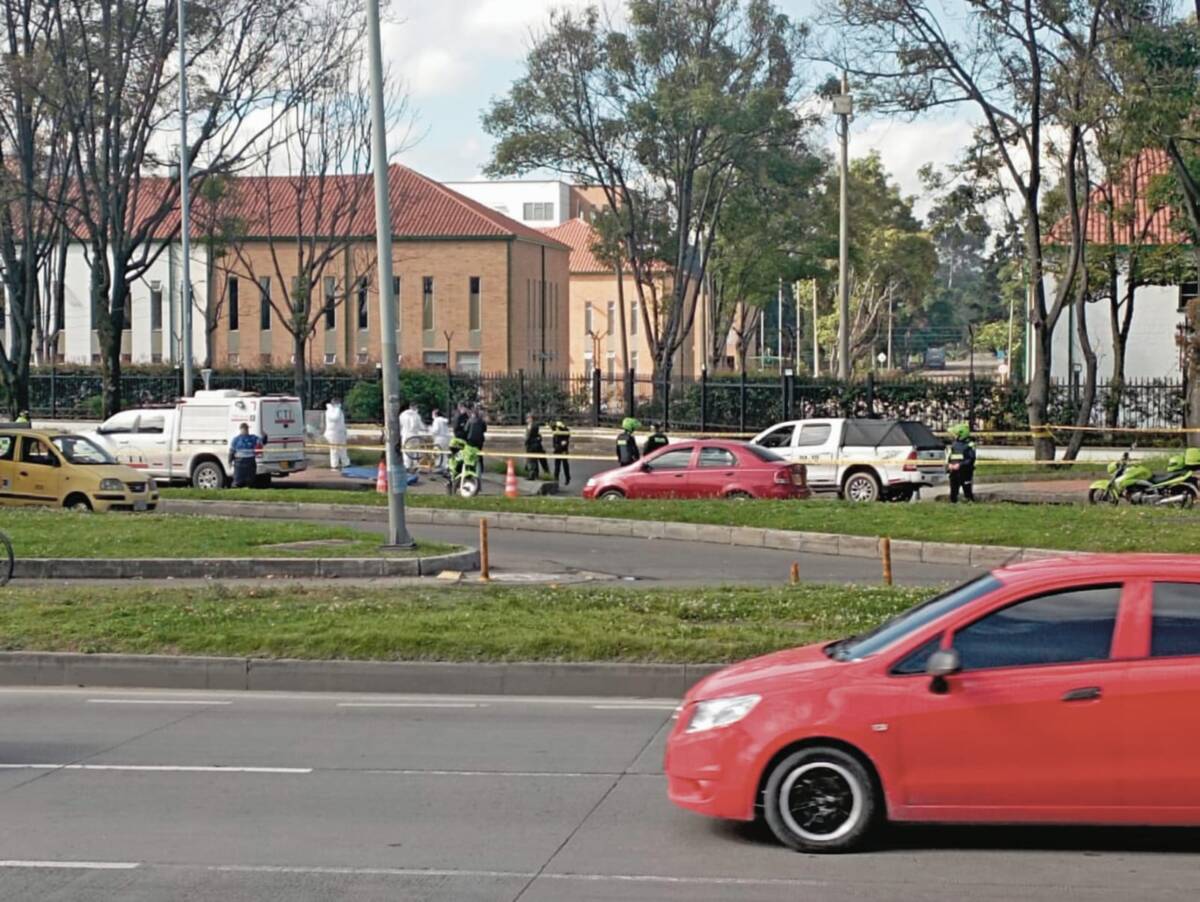Hombre falleció sobre su bicicleta 1 Hombre falleció sobre su bicicleta Con un escalofrío que permanecía en el aire, un patrullero recogió la bicicleta amarilla, algo oxidada, sobre la cual ayer en la mañana un señor de edad perdió la vida de manera estrepitosa en la Autopista Sur.