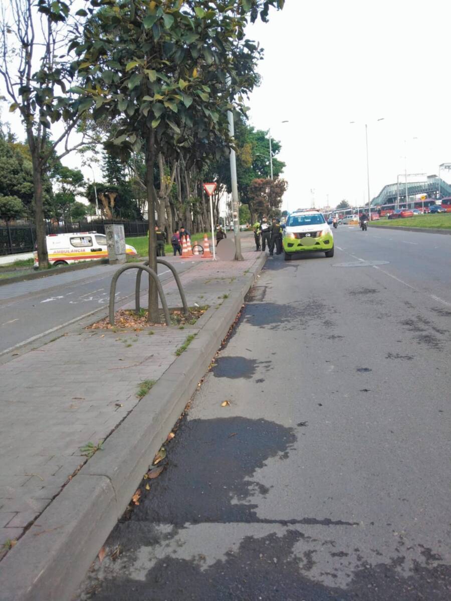 Hombre falleció sobre su bicicleta 2 Hombre falleció sobre su bicicleta Con un escalofrío que permanecía en el aire, un patrullero recogió la bicicleta amarilla, algo oxidada, sobre la cual ayer en la mañana un señor de edad perdió la vida de manera estrepitosa en la Autopista Sur.