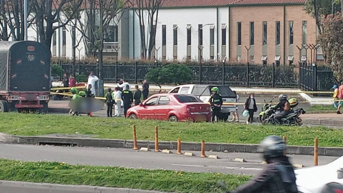 Hombre falleció sobre su bicicleta Con un escalofrío que permanecía en el aire, un patrullero recogió la bicicleta amarilla, algo oxidada, sobre la cual ayer en la mañana un señor de edad perdió la vida de manera estrepitosa en la Autopista Sur.