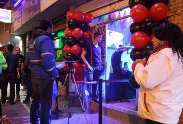 Por ruidosos: 32 establecimientos podrían ser cerrados en Suba 1 Por ruidosos: 32 establecimientos podrían ser cerrados en Suba En la localidad de Suba las llamadas por exceso de ruido, son recurrentes y esta situación ha causado inconvenientes como riñas y casos de agresión. Debido a eso, el alcalde, Julián Moreno Barón, va a tomar medidas contra los establecimientos recurrentes.