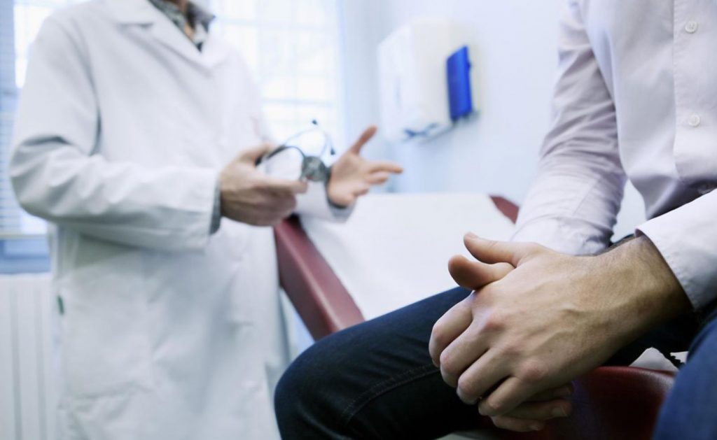 ¿Cuántas veces debe eyacular el hombre al mes para evitar cáncer de próstata? 7 ¿Cuántas veces debe eyacular el hombre al mes para evitar cáncer de próstata? Después de un estudio que duró dos décadas, la Universidad de Harvard reveló los datos que confirman la relación entre la eyaculación y el cáncer de próstata.
