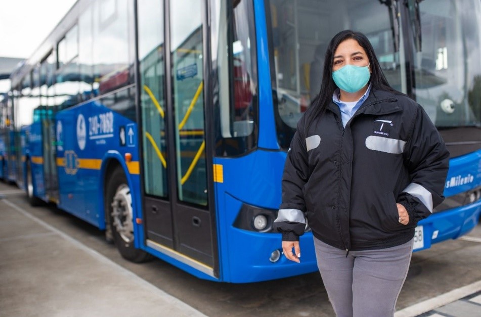 Buscan a 300 mujeres para trabajar conduciendo buses eléctricos del SITP 1 Buscan a 300 mujeres para trabajar conduciendo buses eléctricos del SITP La Secretaría Distrital de Movilidad, la Secretaría Distrital de la Mujer y TransMilenio lanzaron una edición de la convocatoria 'Más mujeres en el sector transporte', con la que se busca capacitar y formar mujeres en oficios convencionales para el transporte urbano de la capital.