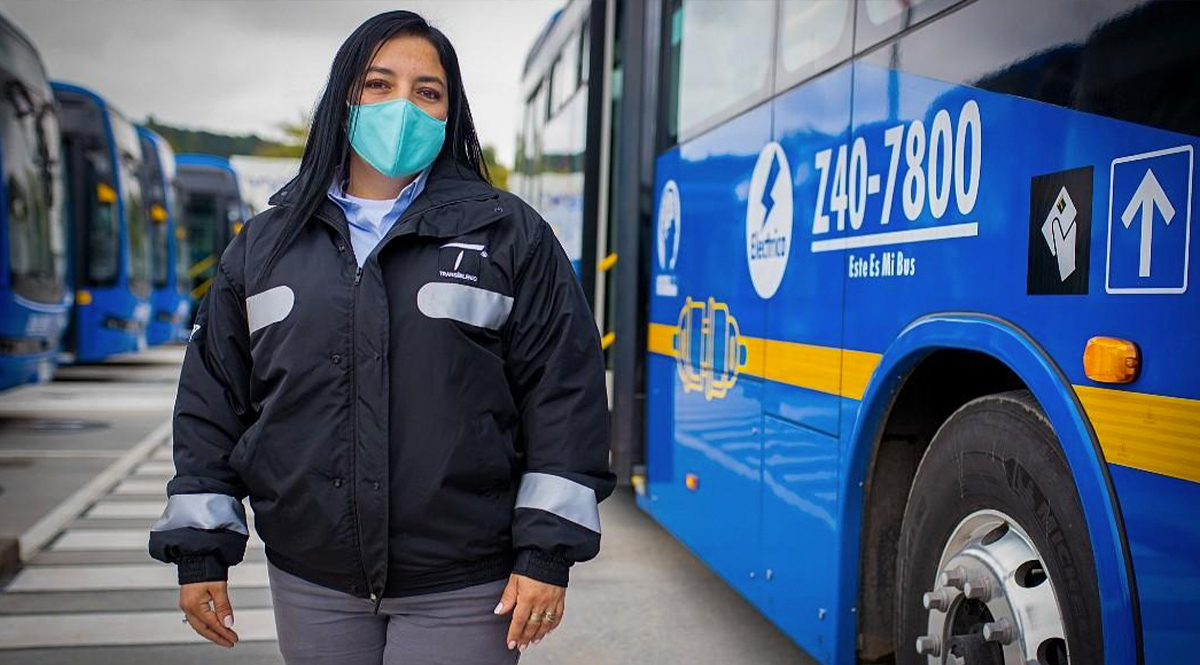 Buscan a 300 mujeres para trabajar conduciendo buses eléctricos del SITP La Secretaría Distrital de Movilidad, la Secretaría Distrital de la Mujer y TransMilenio lanzaron una edición de la convocatoria 'Más mujeres en el sector transporte', con la que se busca capacitar y formar mujeres en oficios convencionales para el transporte urbano de la capital.