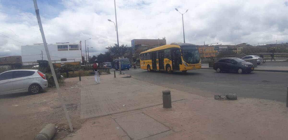 Crimen a traición en Clarelandia, Bosa Una zona árida y desolada era como se veía el barrio Clarelandia de Bosa, a la altura de la Avenida Agoberto Mejía con Calle 58C sur. Apenas el sutil alumbrado de los postes daban cierta claridad a la vía destapada, justo donde se ubican talleres de autopartes y lavaderos de carros, todos cerrados a las 9:15 de la noche, hora en que se consumó el sicariato.