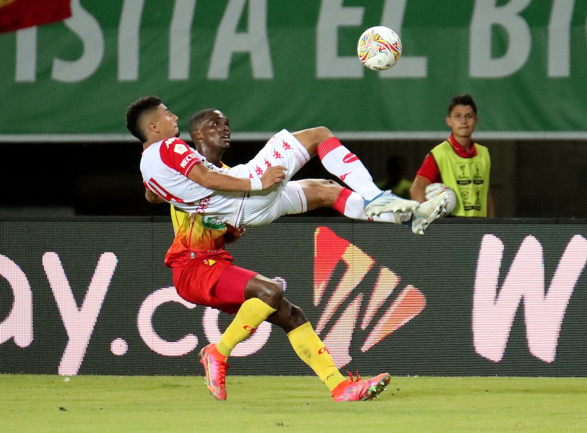 Santa Fe respira: venció al Pereira y regresó a los 8 primeros de la Liga 1 Santa Fe respira: venció al Pereira y regresó a los 8 primeros de la Liga Independiente Santa Fe le puso fin a su sequía de triunfos en la Liga BetPlay. El cuadro 'Cardenal' venció este domingo 0-1 al Deportivo Pereira, como visitante, y regresó a los ocho primeros de la tabla. Llevaba dos fechas sin celebrar. Es su segundo triunfo en el campeonato.
