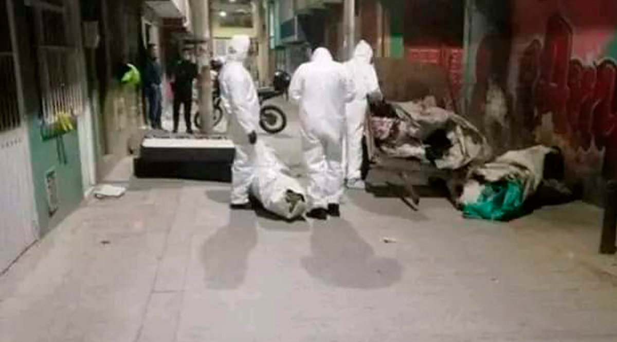 Macabro: Tres cuerpos envueltos en plástico fueron hallados en carreta en Kennedy 5 Macabro: Tres cuerpos envueltos en plástico fueron hallados en carreta en Kennedy Según informó la Fiscalía General de la Nación, fueron encontradas tres personas dentro de bolsas de basura en el barrio El Amparo de la localidad de Kennedy, al sur de Bogotá.