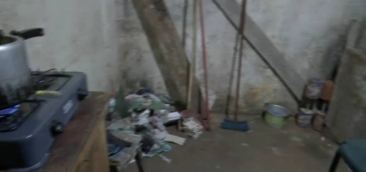 FOTOS: Se conocen escabrosos detalles del triple homicidio en Kennedy 1 FOTOS: Se conocen escabrosos detalles del triple homicidio en Kennedy La cuerda con la que habrían colgado los cuerpos de los tres hombres hallados envueltos en plástico dentro de una carreta en el barrio Amparo (en Kennedy), todavía reposa en la tenebrosa vivienda en la que se perpetró el crimen y la cual fue allanada por las autoridades en las últimas horas.