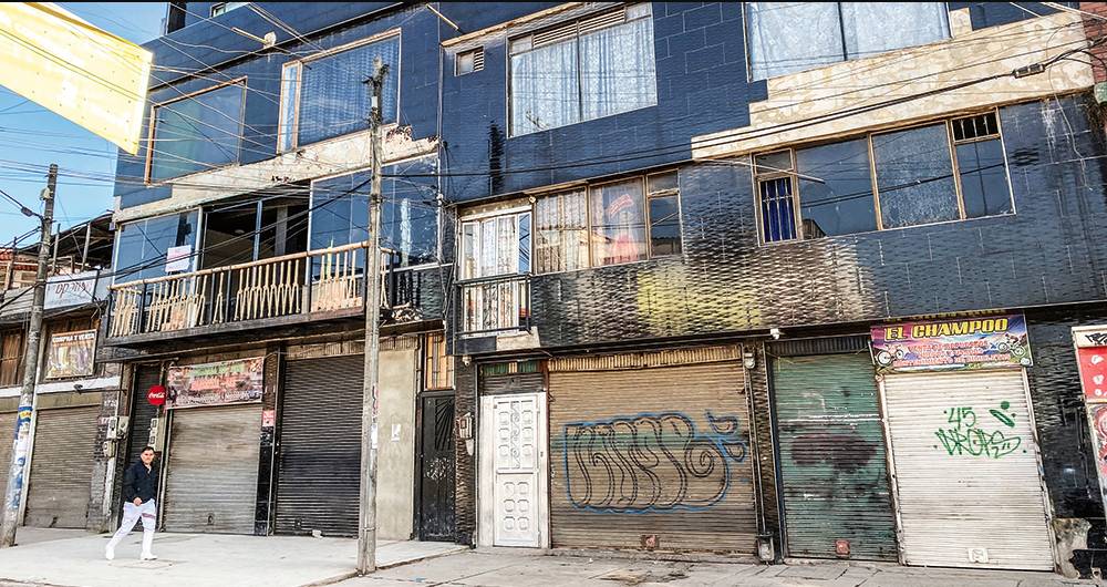 El 'Tren de Aragua': la banda que aterra en Bogotá En las últimas horas aparecieron otros tres cadáveres envueltos en una esquina del barrio El Amparo, en la localidad de Kennedy. Detrás de esta atrocidad estaría el grupo venezolano conocido como el Tren de Aragua.