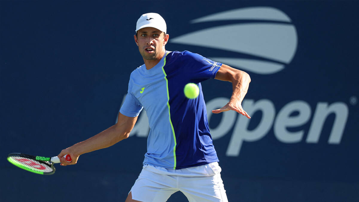 Triunfazo de Galán lo mete en tercera ronda del Abierto de Estados Unidos Daniel Galán sigue mostrando un gran nivel en el Abierto de los Estados Unidos de tenis. No contento con eliminar al número 5 del mundo, el griego Stéfanos Tsitsipas, en primera ronda, este miércoles el santanderenao volvió a dejar el alma en la cancha y con talento se impuso en segunda ronda al australiano Jordan Thomson, número 102 del escalafón.