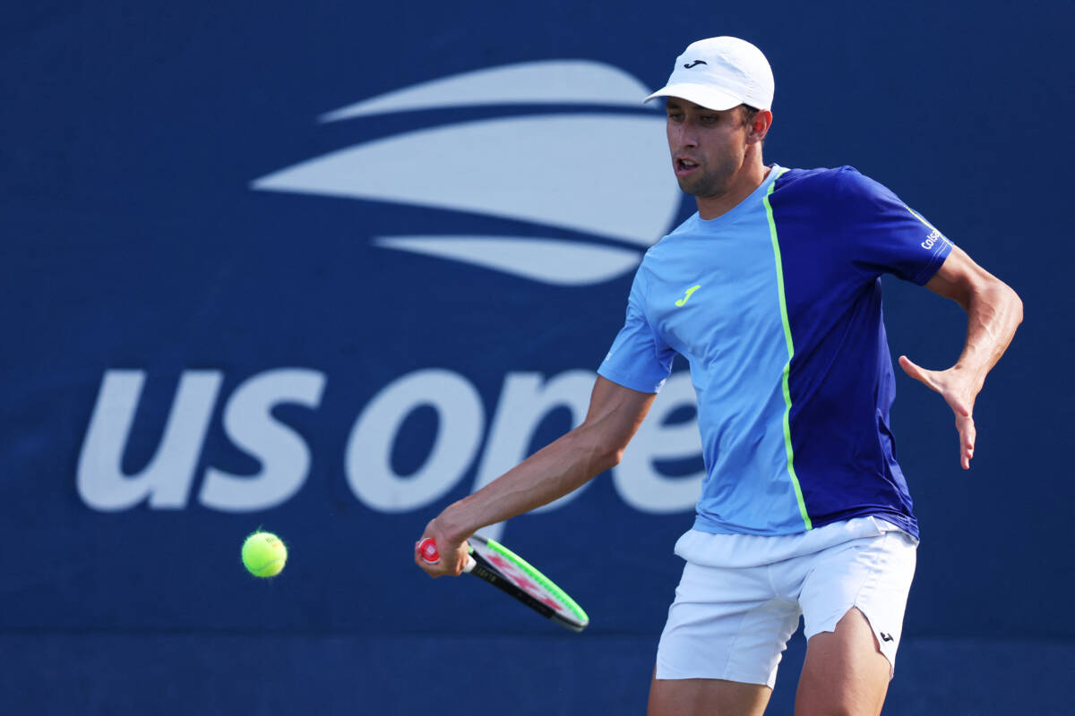 Triunfazo de Galán lo mete en tercera ronda del Abierto de Estados Unidos 1 Triunfazo de Galán lo mete en tercera ronda del Abierto de Estados Unidos Daniel Galán sigue mostrando un gran nivel en el Abierto de los Estados Unidos de tenis. No contento con eliminar al número 5 del mundo, el griego Stéfanos Tsitsipas, en primera ronda, este miércoles el santanderenao volvió a dejar el alma en la cancha y con talento se impuso en segunda ronda al australiano Jordan Thomson, número 102 del escalafón.