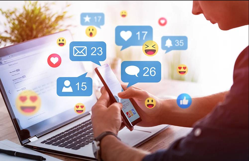 ¿Cómo afectan las redes sociales la salud mental? 3 ¿Cómo afectan las redes sociales la salud mental? ¿Ha notado que muchas veces su estado anímico depende de lo que observa en las redes sociales o las interacciones que allí tiene? Pues párele bolas al asunto porque según un estudio publicado por la Universitat Carlemany, la sobreexposición a estas puede afectar su salud mental, al punto de sufrir de depresión o baja autoestima (ver recuadro).