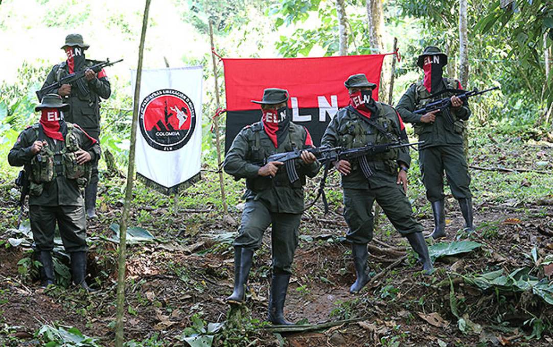 ELN mató a uno de sus exintegrantes que era defensor del medio ambiente 1 ELN mató a uno de sus exintegrantes que era defensor del medio ambiente Se trata de Hernando José Molina, quién salió de prisión para convertirse en un defensor de la naturaleza. Pero sus excompañeros del ELN lo asesinaron, pues consideraron que los habái traicionado.