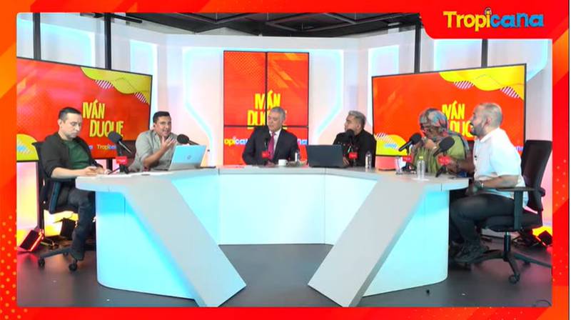 En Video: Duque se vuelve tendencia al imitar a Petro 1 En Video: Duque se vuelve tendencia al imitar a Petro El presidente Iván Duque, que entregará su mandato a Gustavo Petro este domingo 7 de agosto, dejó ver su lado divertido y su talento imitando en una entrevista que le hicieron esta mañana en Tropicana.