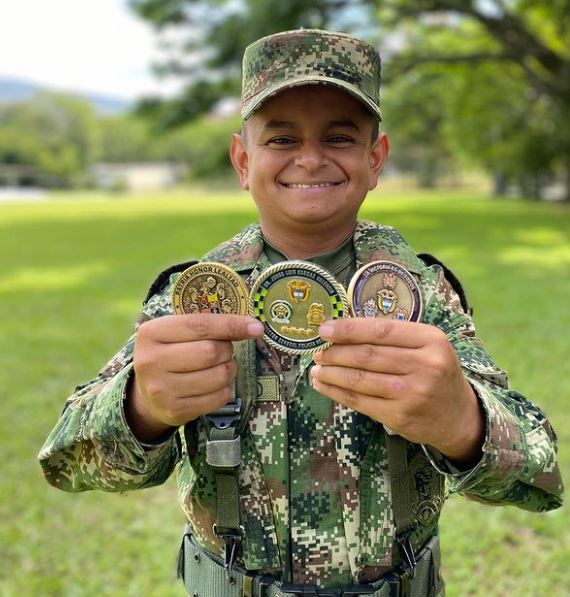 Pequeño de estatura pero grande de corazón Henao, proveniente de una humilde familia campesina, puede decir que hoy es el soldado más pequeño de Colombia. Sus 132 centímetros de altura se compensan con la tenacidad, disciplina y constancia que la imprime a las actividades que le solicitan realizar en el batallón de la Séptima División del Ejército Nacional, ubicado en la ciudad de Medellín (cuya distancia con Ciudad Bolívar es de aproximadamente tres horas en auto), y desde donde el soldado Henao le contó ayer a Q’HUBO los detalles de cómo ha sido esta experiencia y los sueños que quiere lograr mientras sirve en la institución.&nbsp;