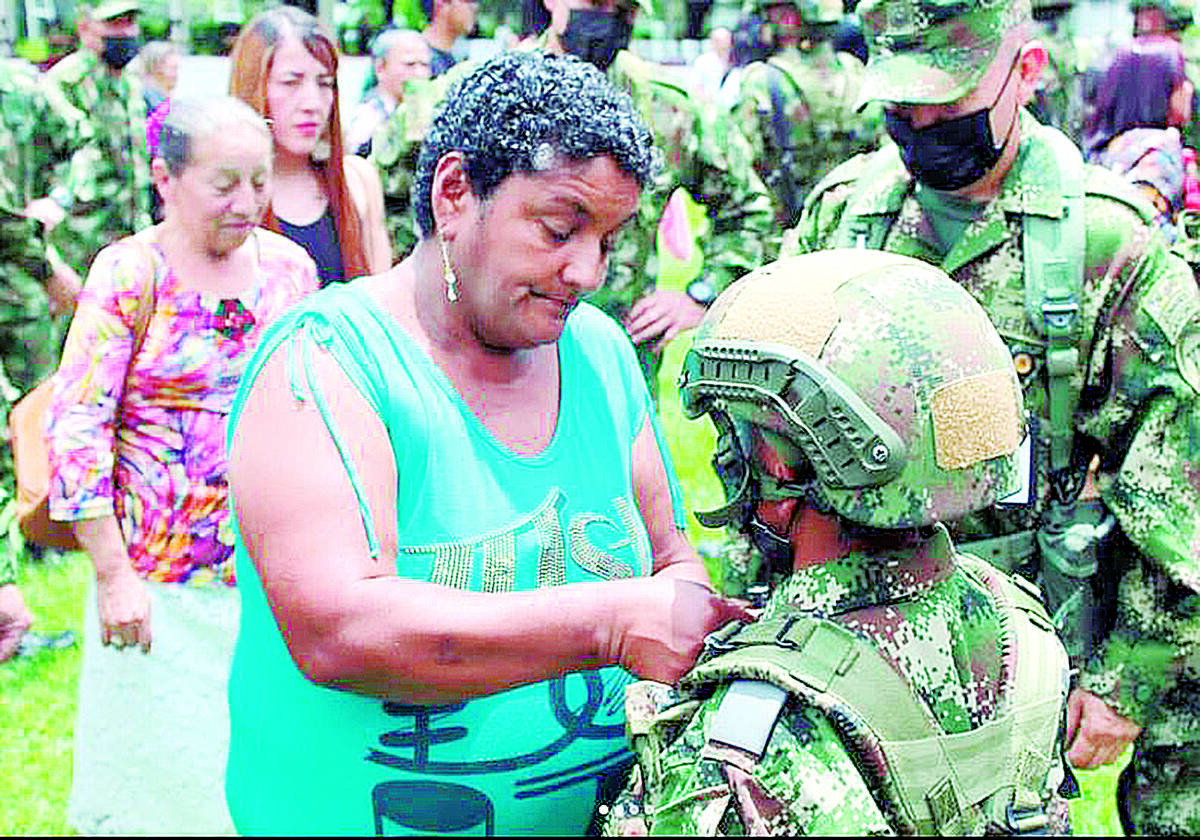 Pequeño de estatura pero grande de corazón Henao, proveniente de una humilde familia campesina, puede decir que hoy es el soldado más pequeño de Colombia. Sus 132 centímetros de altura se compensan con la tenacidad, disciplina y constancia que la imprime a las actividades que le solicitan realizar en el batallón de la Séptima División del Ejército Nacional, ubicado en la ciudad de Medellín (cuya distancia con Ciudad Bolívar es de aproximadamente tres horas en auto), y desde donde el soldado Henao le contó ayer a Q’HUBO los detalles de cómo ha sido esta experiencia y los sueños que quiere lograr mientras sirve en la institución.&nbsp;