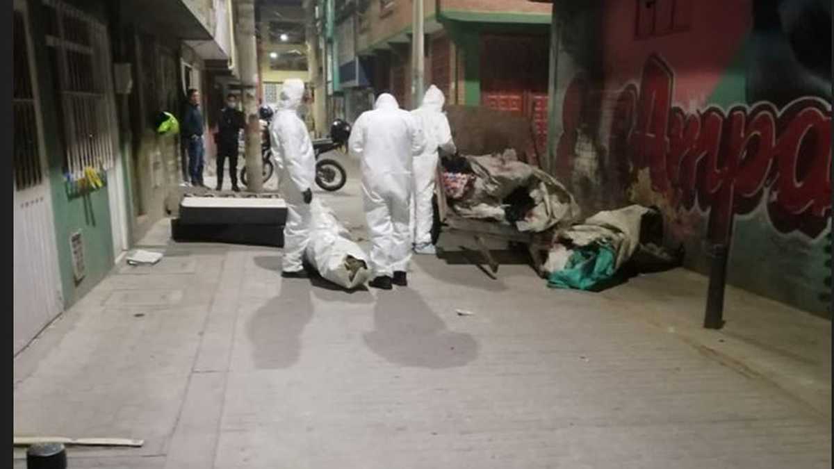 Estos eran los tres jóvenes torturados hallados en una carreta en Kennedy Los días de horror siguen dejando secuelas en la capital del país. Después de una semana ‘gótica’ se empiezan a esclarecer poco a poco las circunstancias que rodearon la más reciente masacre ocurrida el pasado jueves en la localidad de Kennedy.
