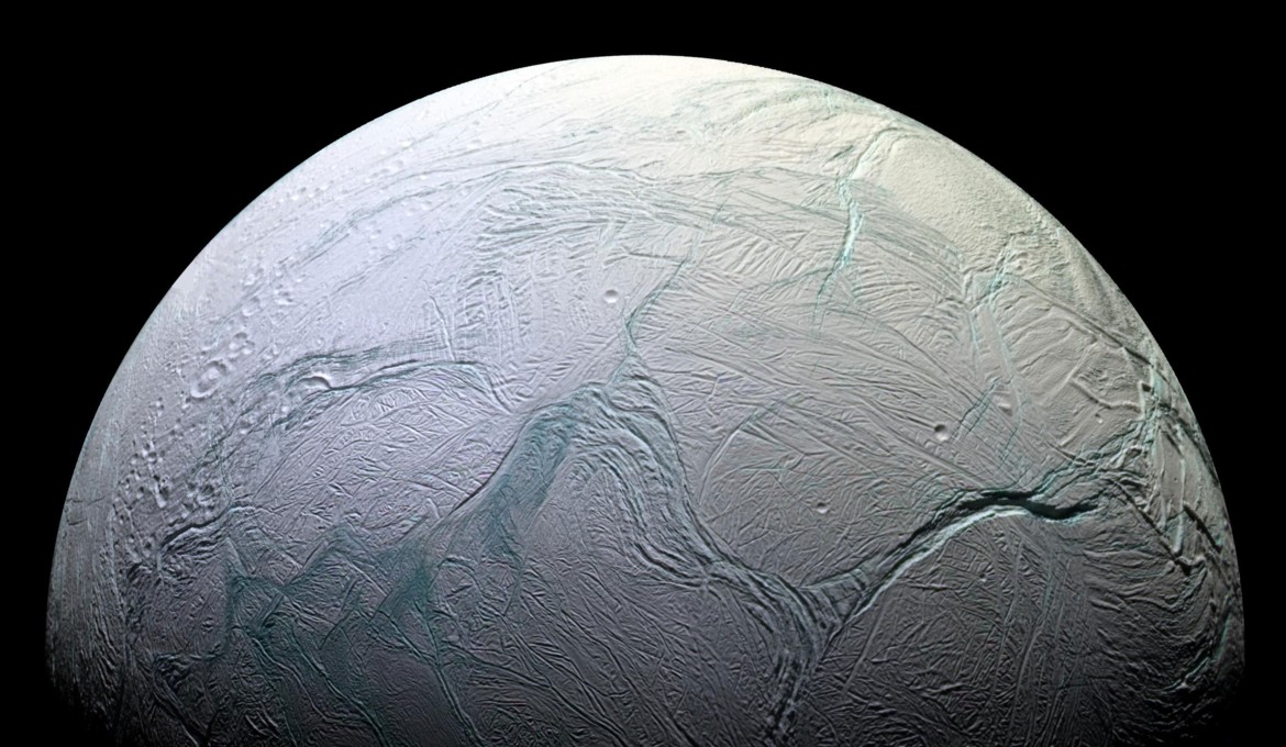 ¿Dónde podría haber vida extraterrestre? El tema de los alienígenas viene obsesionando durante años a los seres humanos, pues en un universo infinito resulta inevitable imaginar que existen diversas formas de vida en otros planetas. Pensando en esta premisa, un grupo de científicos de Emiratos Árabes Unidos se puso en la tarea de analizar en qué lugares podrían buscar seres extraterrestres debido a sus condiciones climáticas y sin necesariamente depender de la luz solar.