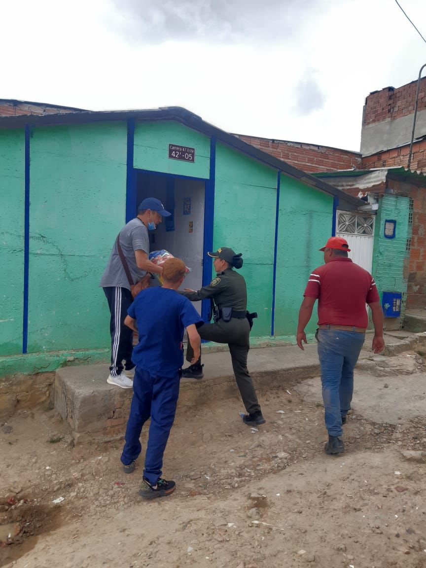 Policía de Ciudad Bolívar entregó 200 mercados a familias de bajos recursos 2 Policía de Ciudad Bolívar entregó 200 mercados a familias de bajos recursos Desde tempranas horas de este viernes, los uniformados de la Policía de Ciudad Bolívar estuvieron en las calles de los barrios San Francisco, Paraíso y Caracolí, entregando mercados a familias de bajos recursos.