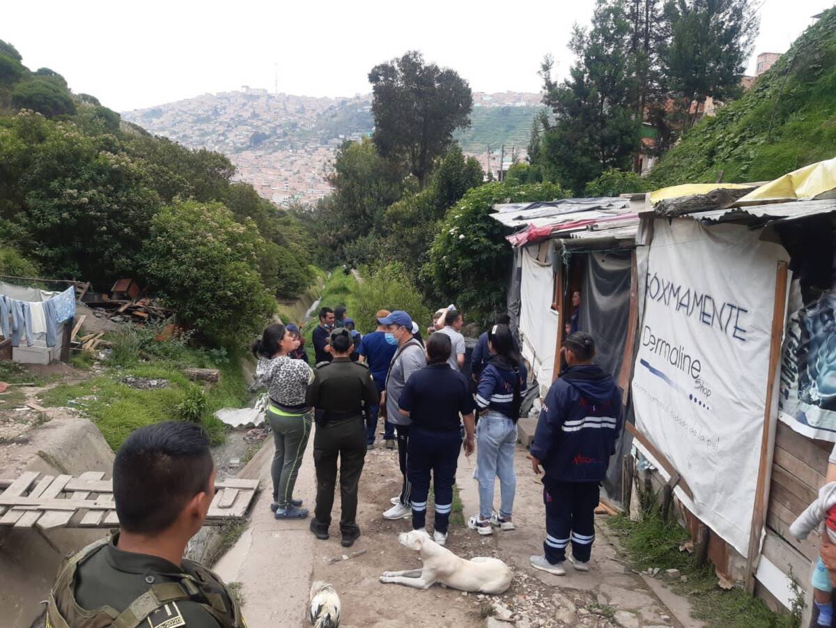 Policía de Ciudad Bolívar entregó 200 mercados a familias de bajos recursos 3 Policía de Ciudad Bolívar entregó 200 mercados a familias de bajos recursos Desde tempranas horas de este viernes, los uniformados de la Policía de Ciudad Bolívar estuvieron en las calles de los barrios San Francisco, Paraíso y Caracolí, entregando mercados a familias de bajos recursos.