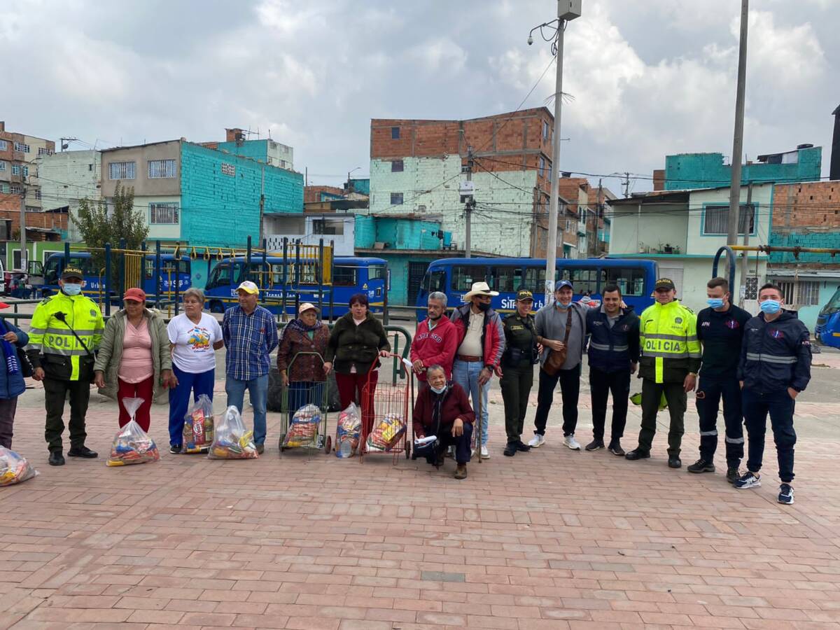 Policía de Ciudad Bolívar entregó 200 mercados a familias de bajos recursos 5 Policía de Ciudad Bolívar entregó 200 mercados a familias de bajos recursos Desde tempranas horas de este viernes, los uniformados de la Policía de Ciudad Bolívar estuvieron en las calles de los barrios San Francisco, Paraíso y Caracolí, entregando mercados a familias de bajos recursos.