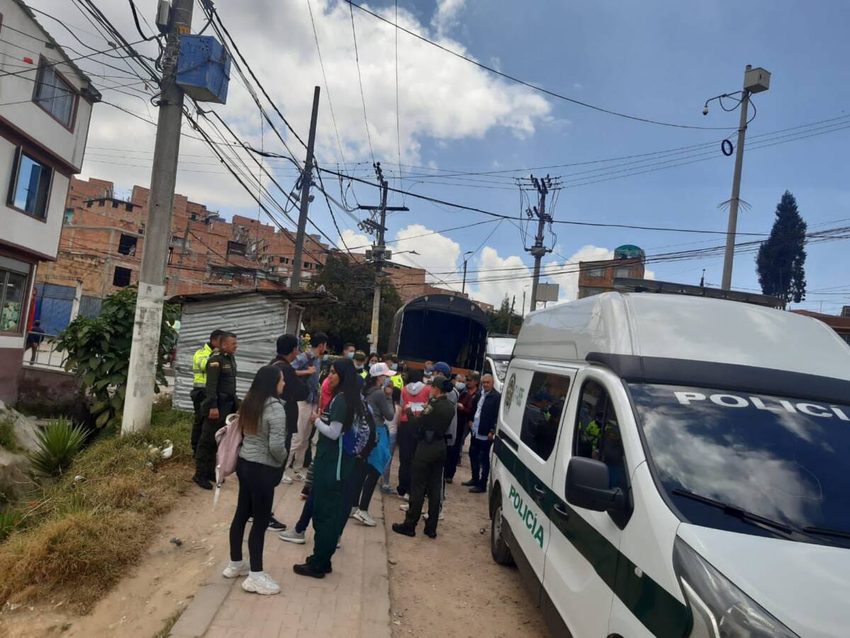 Policía de Ciudad Bolívar entregó 200 mercados a familias de bajos recursos 6 Policía de Ciudad Bolívar entregó 200 mercados a familias de bajos recursos Desde tempranas horas de este viernes, los uniformados de la Policía de Ciudad Bolívar estuvieron en las calles de los barrios San Francisco, Paraíso y Caracolí, entregando mercados a familias de bajos recursos.