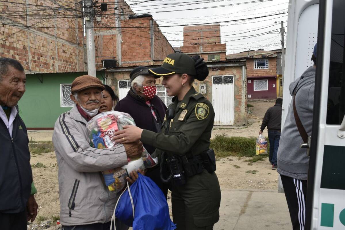 Policía de Ciudad Bolívar entregó 200 mercados a familias de bajos recursos Desde tempranas horas de este viernes, los uniformados de la Policía de Ciudad Bolívar estuvieron en las calles de los barrios San Francisco, Paraíso y Caracolí, entregando mercados a familias de bajos recursos.