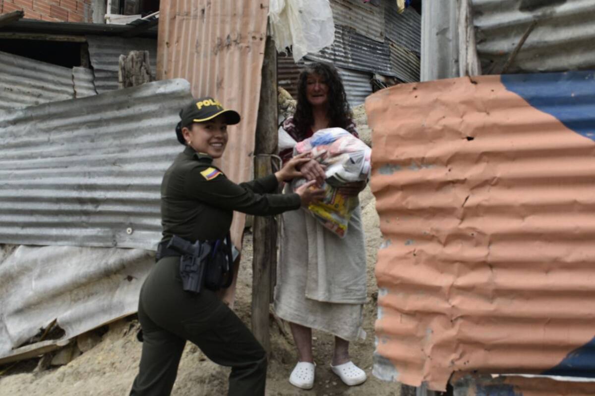 Policía de Ciudad Bolívar entregó 200 mercados a familias de bajos recursos 1 Policía de Ciudad Bolívar entregó 200 mercados a familias de bajos recursos Desde tempranas horas de este viernes, los uniformados de la Policía de Ciudad Bolívar estuvieron en las calles de los barrios San Francisco, Paraíso y Caracolí, entregando mercados a familias de bajos recursos.