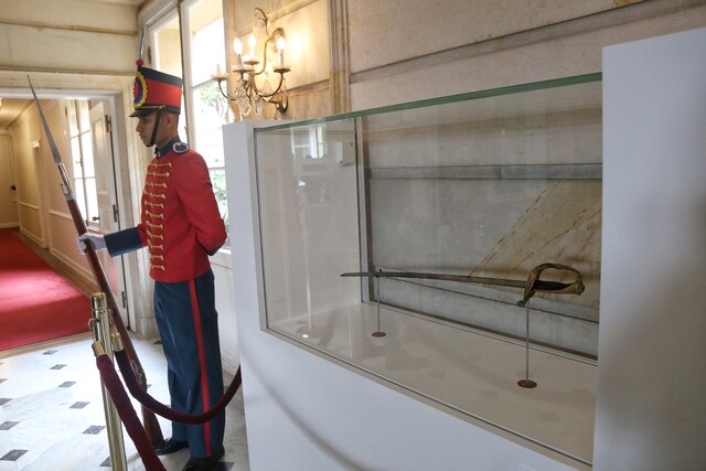 Visitantes de la Casa de Nariño ahora podrán apreciar la espada de Bolívar 2 Visitantes de la Casa de Nariño ahora podrán apreciar la espada de Bolívar Desde su posesión como presidente, Gustavo Petro convirtió en un símbolo especial para su gobierno la Espada de Simón Bolívar, la misma que robó el M-19 cuando inició su actividad como grupo guerrillero y que después devolvió al Estado cuando firmó un acuerdo de paz y se desmovilizó.