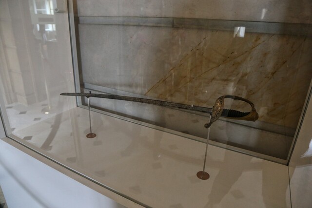 Visitantes de la Casa de Nariño ahora podrán apreciar la espada de Bolívar 1 Visitantes de la Casa de Nariño ahora podrán apreciar la espada de Bolívar Desde su posesión como presidente, Gustavo Petro convirtió en un símbolo especial para su gobierno la Espada de Simón Bolívar, la misma que robó el M-19 cuando inició su actividad como grupo guerrillero y que después devolvió al Estado cuando firmó un acuerdo de paz y se desmovilizó.