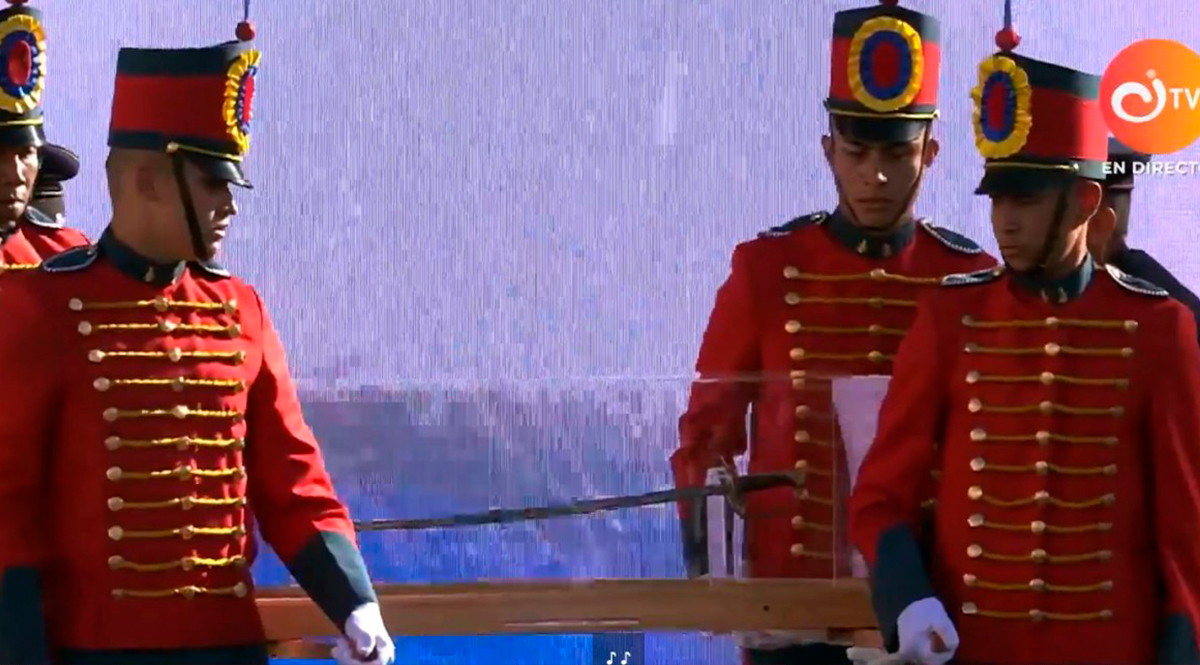 Paran la posesión hasta que no llegue la espada de Bolívar En su primer acto como presidente de la República, Gustavo Petro le ordenó a Casa Militar llevar la espada de Bolívar a la Plaza de Bolívar, después de que el presidente Iván Duque no permitió el traslado para los actos de posesión este domingo.