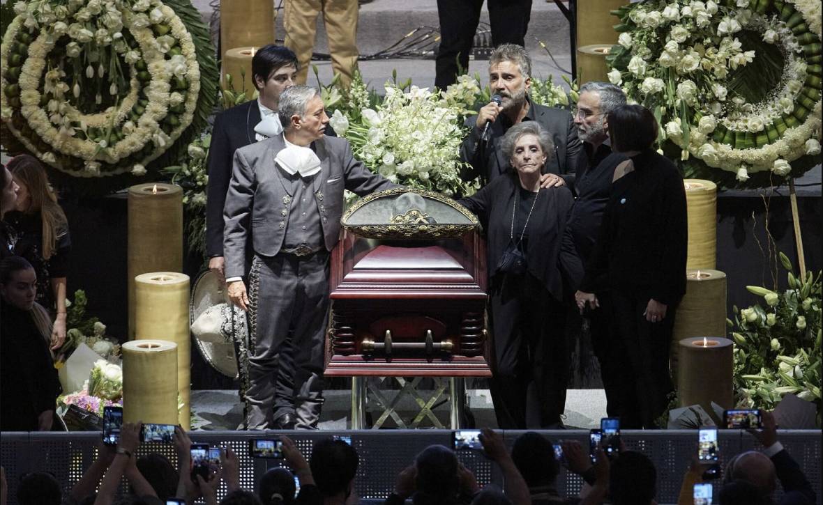 Fantasmas de famosos que se han aparecido Hace unas semana vivimos emociones intensas por cuenta del fallecimiento del tremendo artista Darío Gómez. Por un lado, lloramos su partida con unos cuantos tragos en la mano, y por otra quedamos sorprendidos con la presunta aparición del fantasma a su gran amigo Aníbal Ramírez. 