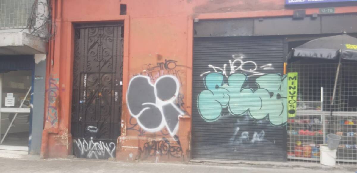 ¿Quién era la mujer asesinada por su pareja en Bogotá? 1 ¿Quién era la mujer asesinada por su pareja en Bogotá? A las 5:30 p. m. de ese mismo jueves, es decir, 12 horas después del perpetrar el crimen, A. Valencia Hinestroza salió del pagadiario rumbo al CAI Colseguros, ubicado a pocas cuadras de la escena del crimen, y confesó la barbaridad que había cometido esa mañana. Los uniformados no daban crédito a lo que escuchaban y siguiendo las indicaciones de Valencia Hinestroza, que los llevó hasta la sangrienta escena, corroboraron el terrible feminicidio.