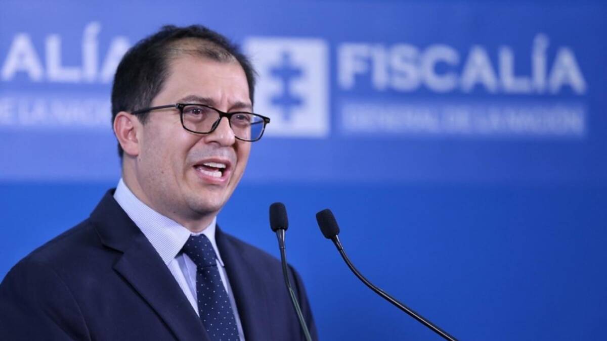 Fiscalía suspende órdenes de captura contra negociadores del ELN El fiscal Francisco Barbosa emitió una resolución en la que suspende por tres meses cualquier orden de captura en contra de los negociadores del ELN.