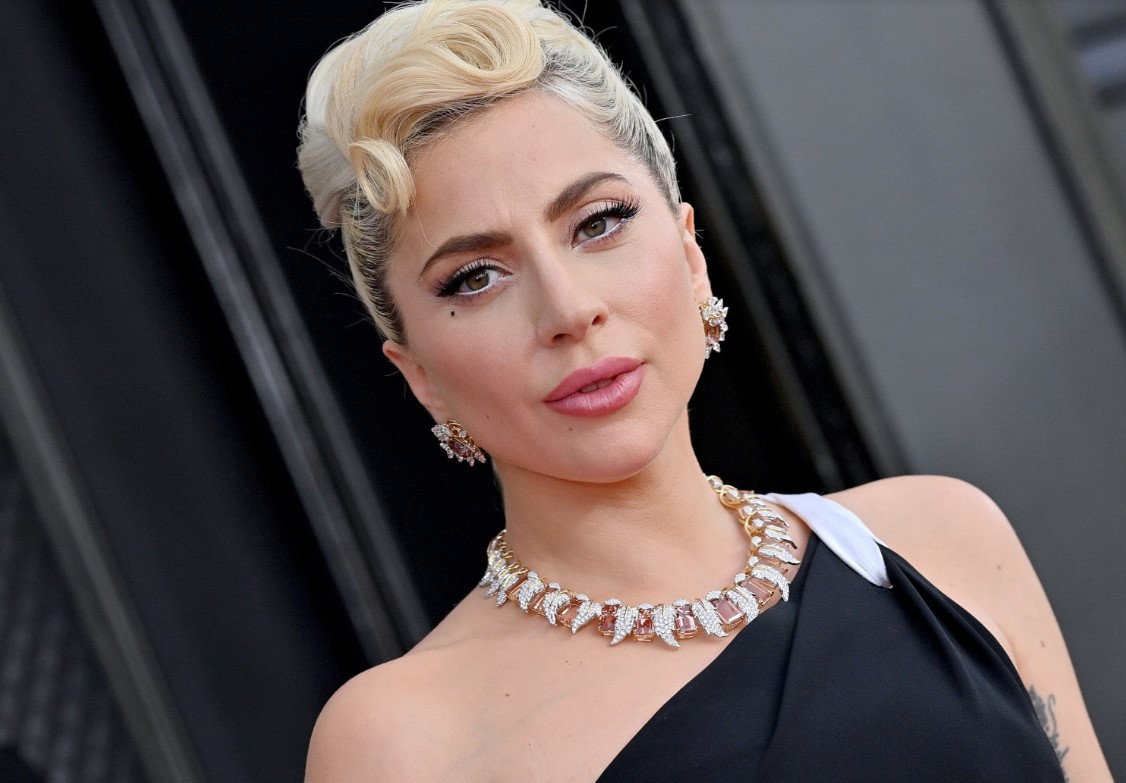 En video: A Lady Gaga la golpearon en el rostro con un peluche en un concierto 2 En video: A Lady Gaga la golpearon en el rostro con un peluche en un concierto En las redes sociales se ha hecho viral el video del momento en el que la cantante Lady Gaga durante un concierto es golpeada en su rostro con un peluche.