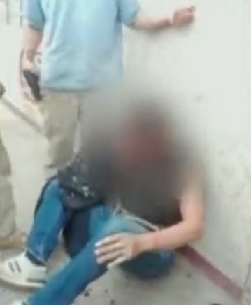 Bandido que robó a un comerciante por poco es linchado en Kennedy 2 Bandido que robó a un comerciante por poco es linchado en Kennedy En el barrio Jaqueline en la localidad de Kennedy, un pillo fue agredido por la comunidad luego de que le hurtara una millonada a un comerciante del sector.