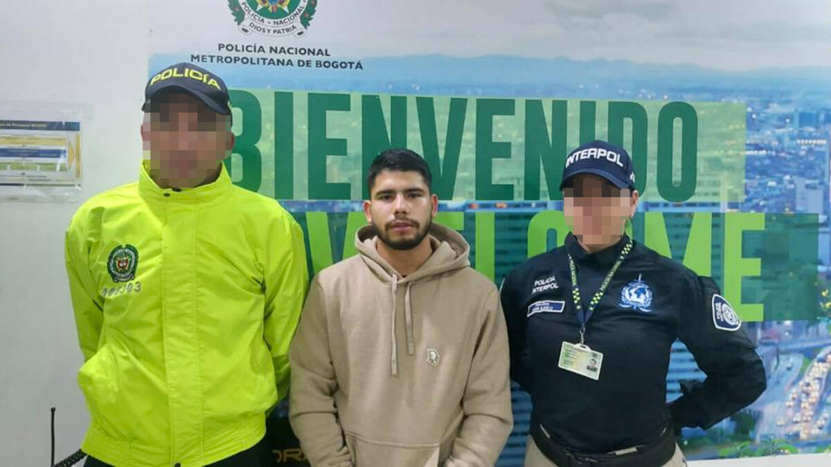 Capturan al hijo de alias 'Don Mario' por enviar cocaína a la USA Sebastián Meneses Toro, hijo y heredero del extraditado narcotraficante conocido como ‘Don Mario’, fue capturado este miércoles en la capital del país por la Dirección de Investigación Criminal de Interpol, la Agencia Antidrogas de los Estados Unidos (D.E.A) y la Policía Nacional de Colombia.