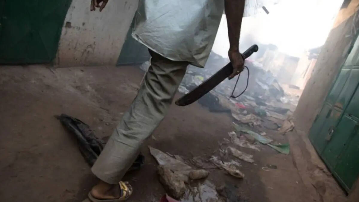 ¡Aterrador! Hombre decapitó a una familiar y cocinó su cabeza 1 ¡Aterrador! Hombre decapitó a una familiar y cocinó su cabeza Un macabro caso le da la vuelta al mundo. Las autoridades afirmaron que un hombre fue descubierto en el momento en que cocinaba la cabeza de la esposa de su tío. El aterrador hecho sucedió en una granja en el estado de Benue, en Nigeria.