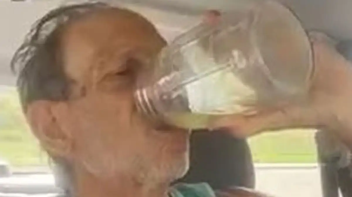 Hombre bebe su orina todos los días porque es "medicina natural" Los vecinos se están empezando a quejar de los malos olores porque este hombre también guarda su orina para beberla después.