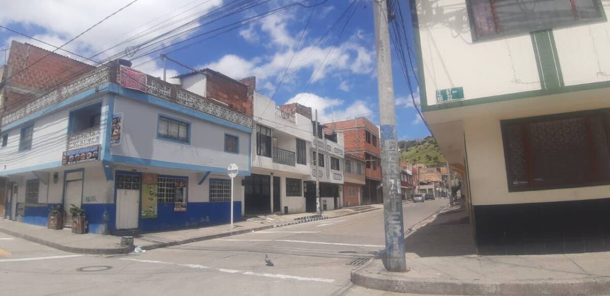 Enfrentar a sus agresores le costó la vida a John Henry La riña que habían tenido días atrás había dejado heridas abiertas, todos los implicados estaban buscando la manera de saldar cuentas. Y así fue: no alcanzaron ni a bajarse de la motocicleta y los 4 hombres se les fueron encima. “¿Ahora no me conoce?”, le dijo uno de los hombres que emprendieron el ataque al conductor de la motocicleta; acto seguido John Henry Rojas Ortiz cayó al suelo ante la mirada impotente de su amiga que, a pesar de intentar detener el ataque, nada pudo hacer. Los hombres lo atacaron y en el momento en que se hallaba en el piso sin defensas, inerme ante sus oponentes, recibió un brutal ataque ocasionado por la gavilla enceguecida de odio.