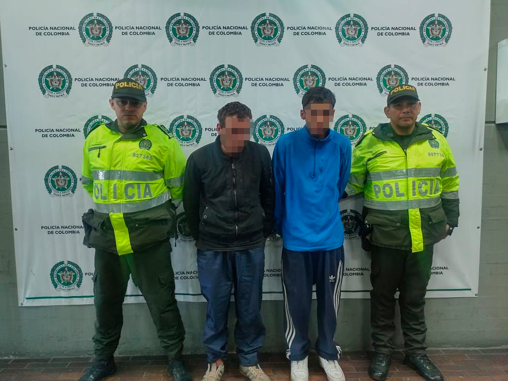 Enfrentar a sus agresores le costó la vida a John Henry La riña que habían tenido días atrás había dejado heridas abiertas, todos los implicados estaban buscando la manera de saldar cuentas. Y así fue: no alcanzaron ni a bajarse de la motocicleta y los 4 hombres se les fueron encima. “¿Ahora no me conoce?”, le dijo uno de los hombres que emprendieron el ataque al conductor de la motocicleta; acto seguido John Henry Rojas Ortiz cayó al suelo ante la mirada impotente de su amiga que, a pesar de intentar detener el ataque, nada pudo hacer. Los hombres lo atacaron y en el momento en que se hallaba en el piso sin defensas, inerme ante sus oponentes, recibió un brutal ataque ocasionado por la gavilla enceguecida de odio.