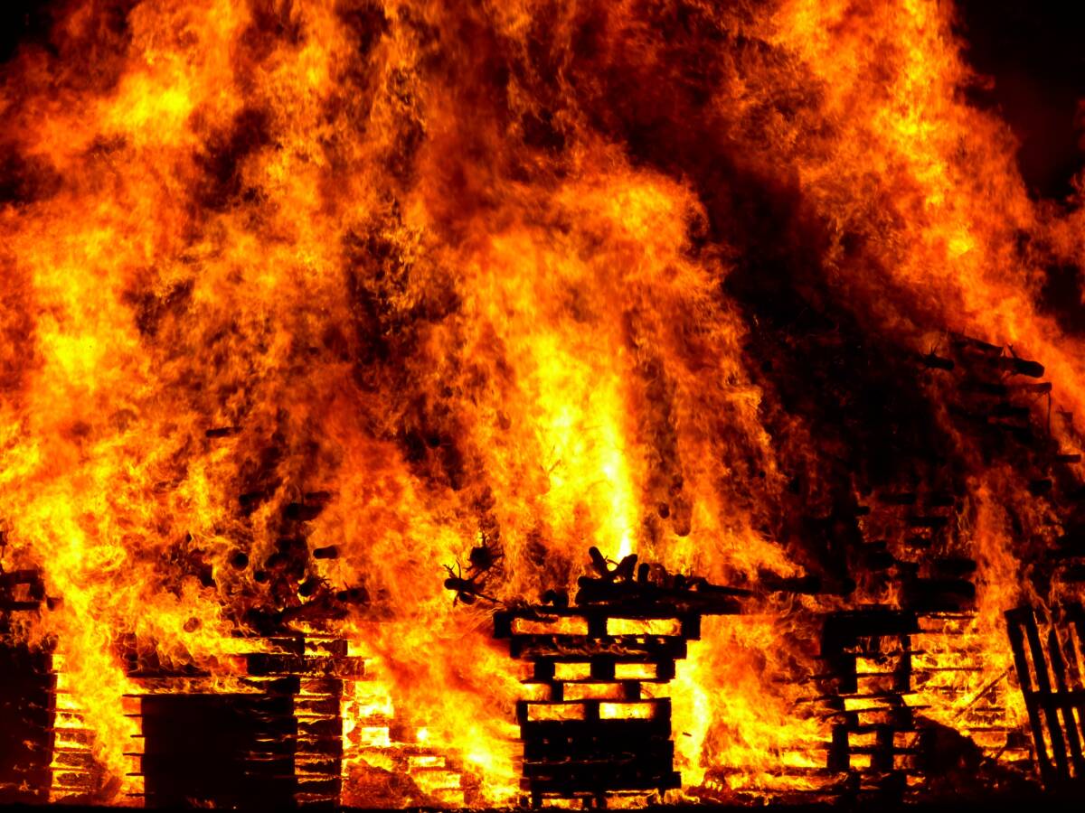 Bombero atendió incendio sin imaginar que las víctimas eran sus familiares 8 Bombero atendió incendio sin imaginar que las víctimas eran sus familiares Una dolorosa situación vivió un bombero en Estados Unidos, quien fue llamado para atender un incendio y se encontró con que 8 de las 10 víctimas fatales eran sus familiares, entre ellos dos de sus hijos y tres de sus nietos.