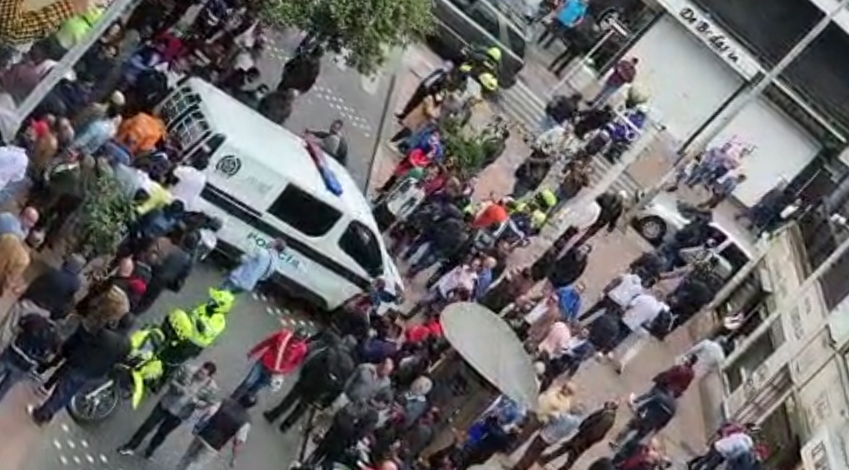 ÚLTIMA HORA: Pánico por intento de hurto a joyería del centro 4 ÚLTIMA HORA: Pánico por intento de hurto a joyería del centro La mañana de este jueves se presentó un hecho violento en una joyería del centro de la capital. Unos bandidos ingresaron al establecimiento con el fin de cometer un millonario hurto y las autoridades frustraron el hecho.