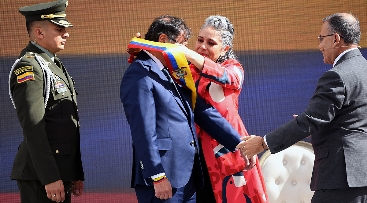 Imposición de banda a Petro y juramento a la bandera 1 Imposición de banda a Petro y juramento a la bandera Gustavo Petro inició su recorrido hacia la Plaza de Bolívar para tomar juramento como nuevo Presidente de la República.