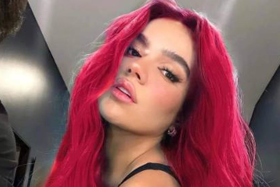 La foto de Karol G completamente desnuda en lo que sería un motel   Este viernes la cantante paisa Karol G subió la temperatura en las redes sociales con una candente foto en la que aparece 'como Dios la trajo al mundo'.