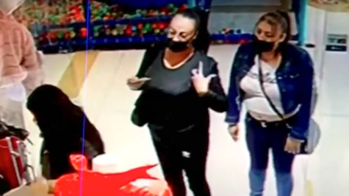 Dos mujeres se convirtieron en el terror de los comerciantes 8 Dos mujeres se convirtieron en el terror de los comerciantes Dos mujeres de edad avanzada son buscadas por la Policía, pues son señaladas de robar los celulares de varios vendedores de centros comerciales en las localidades de Tunjuelito y Kennedy.