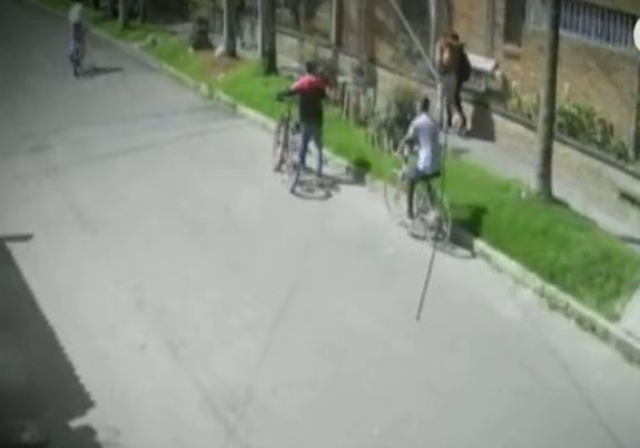 Pillos en bicicleta asaltaron a estudiantes de un colegio de Kennedy 1 Pillos en bicicleta asaltaron a estudiantes de un colegio de Kennedy En cámaras de seguridad han quedado registrados varios atracos a estudiantes de un colegio distrital de la localidad de Kennedy, ubicado en el barrio Timiza.