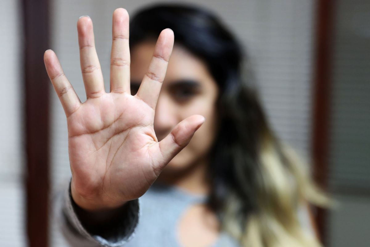 Las señales para identificar a un potencial feminicida Muchas relaciones sentimentales atraviesan por crisis y discusiones, y en la mayoría de los casos las mujeres son las víctimas de violencia por parte de su propia pareja. El problema es que tiempo después, ante la recurrencia de las agresiones, se terminan por normalizar estos comportamientos y/o actitudes por parte de los hombres. Mucho cuidado: en algunos casos este puede ser el peor escenario para una mujer, quien puede estar en riesgo de ser víctima de feminicidio.