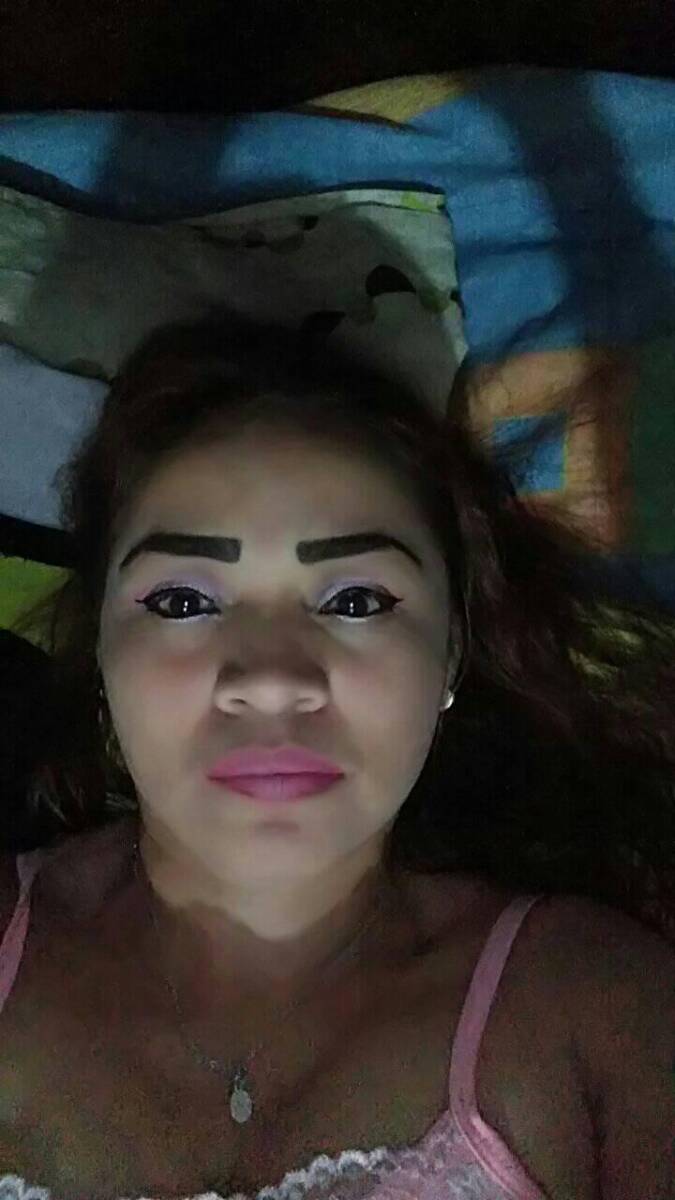 ¿Quién era la mujer asesinada por su pareja en Bogotá? 2 ¿Quién era la mujer asesinada por su pareja en Bogotá? A las 5:30 p. m. de ese mismo jueves, es decir, 12 horas después del perpetrar el crimen, A. Valencia Hinestroza salió del pagadiario rumbo al CAI Colseguros, ubicado a pocas cuadras de la escena del crimen, y confesó la barbaridad que había cometido esa mañana. Los uniformados no daban crédito a lo que escuchaban y siguiendo las indicaciones de Valencia Hinestroza, que los llevó hasta la sangrienta escena, corroboraron el terrible feminicidio.
